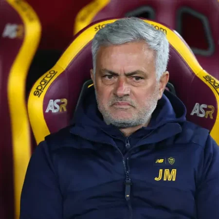 Mourinho critica i giocatori della Roma: “Mi restituiscano l’anello quando saranno uomini”.