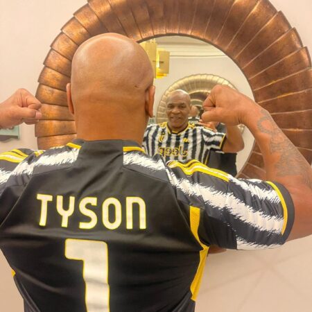 Il nuovo acquisto della Juventus: Mike Tyson posa con la maglia della Vecchia Signora