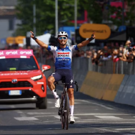 Giro: Julian Alaphilippe incoronato nella 12a tappa