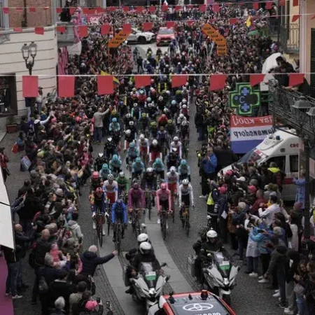 Diversi ciclisti sono stati multati dall’organizzazione del Giro d’Italia, e anche alcuni membri dello staff sono stati sanzionati.