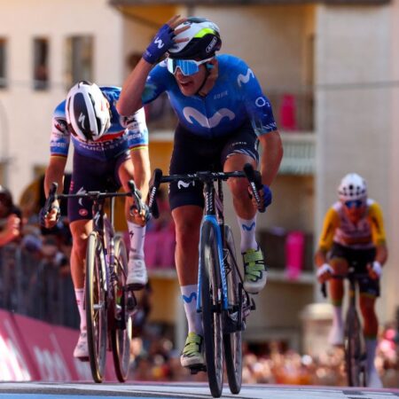 Pelayo Sánchez (Movistar) ha ottenuto il risultato più importante della sua giovane carriera nella sesta tappa del Giro d’Italia, surclassando Julian Alaphilippe (Soudal-Quickstep) in uno sprint finale tra tre fuggitivi.