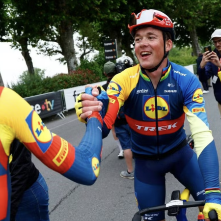 Mads Pedersen vince la prima tappa del Critérium du Dauphiné con un arrivo in volata