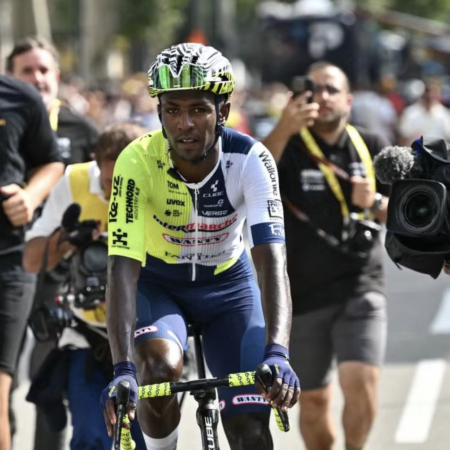 Tour: Girmay è il primo eritreo a vincere una tappa, Carapaz veste di giallo