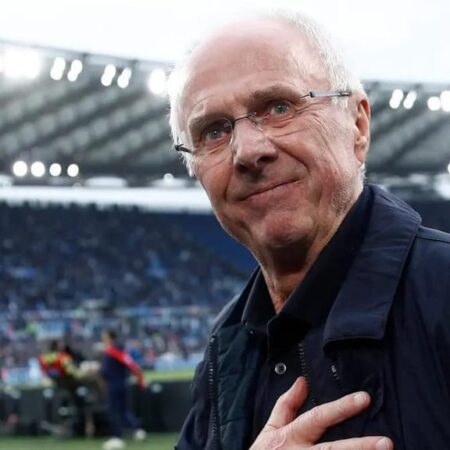 Sven-Göran Eriksson, allenatore svedese di 76 anni, che ha guidato il Benfica in due periodi, dal 1982 al 1984 e dal 1989 al 1992, è deceduto questo lunedì all’età di 76 anni a causa di una lunga malattia.