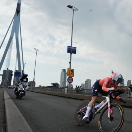 Ciclismo: Demi Vollering vince la terza tappa del Tour femminile e conquista la maglia gialla