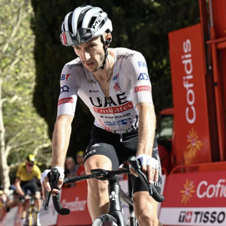 Adam Yates vince una tappa pazzesca con un attacco al 58° chilometro