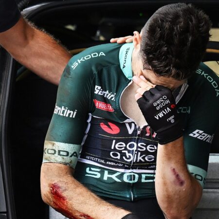 Ciclismo: Wout Van Aert non ha fratture dopo il ritiro dalla Vuelta