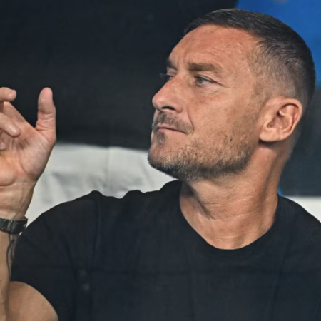 Totti mette pressione alla Roma e avverte De Rossi: “Ecco cosa è successo a Mourinho perché ha dato la sua faccia”