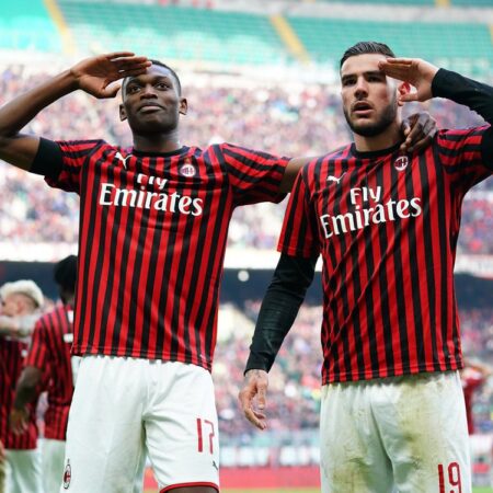 Il Milan si è trovato costretto a richiamare Rafael Leão e Théo Hernández dopo un episodio insolito avvenuto durante la partita contro la Lazio.