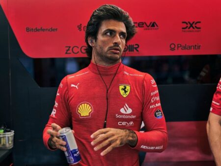 Il pilota spagnolo Carlos Sainz ha parlato al The New York Times delle difficoltà di correre senza conoscere il proprio futuro, come è stato per gran parte della stagione attuale.