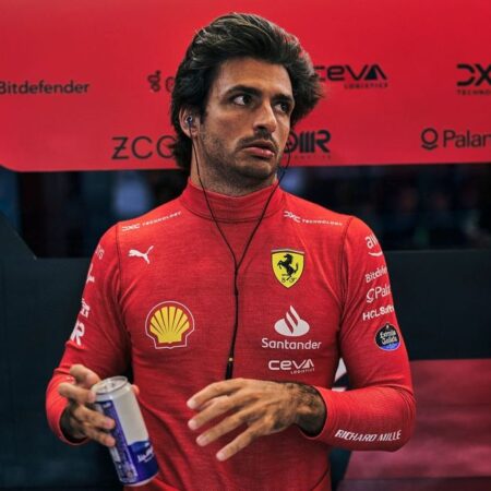 Il pilota spagnolo Carlos Sainz ha parlato al The New York Times delle difficoltà di correre senza conoscere il proprio futuro, come è stato per gran parte della stagione attuale.