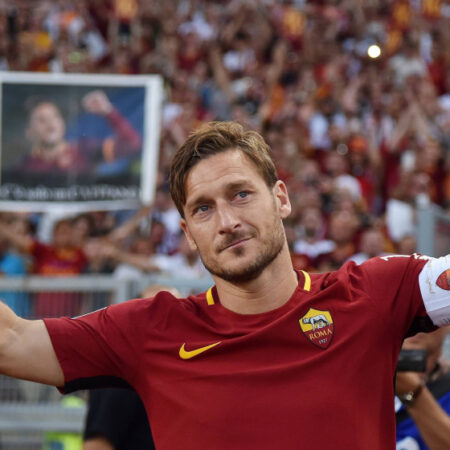 L’ex capitano e leggenda della Roma, Francesco Totti, ha dichiarato che “Dybala è il giocatore più forte della Roma, quindi deve essere protetto” e che non sarà facile per Pellegrini giocare “se hai una parte della tifoseria contro di te”.