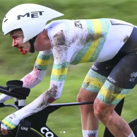 Ciclista della UAE Team Emirates cade rovinosamente al Mondiale e rivela la sua frustrazione: “Fa male al cuore pensare a quello che sarebbe potuto essere”