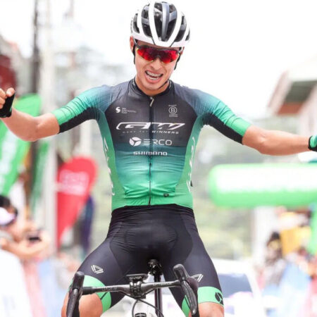 Il giovane ciclista colombiano Diego Pescador, 19 anni, ha firmato un contratto triennale con la squadra spagnola Movistar, garantendo la sua permanenza fino alla fine del 2027.