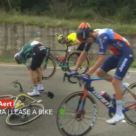 Wout Van Aert cade dopo un attacco alla Vuelta a España, guarda il video