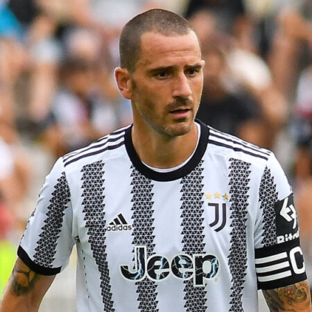 Il difensore Leonardo Bonucci, ex giocatore della nazionale italiana e di club come Juventus e AC Milan, ha iniziato il corso UEFA B a Coverciano.