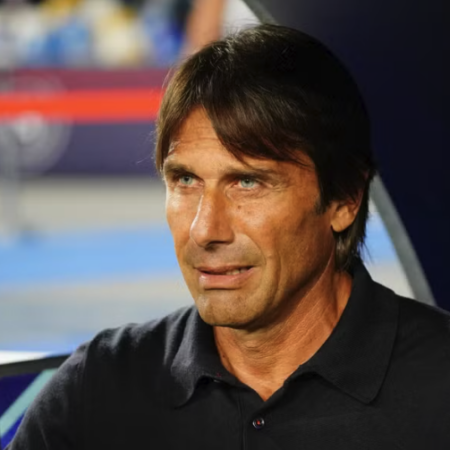 Antonio Conte toglie pressione al Napoli: “Dobbiamo vivere serenamente, mi piace questo gruppo”