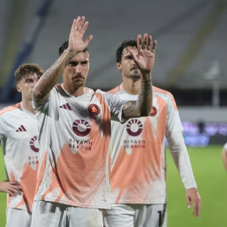 I tifosi della Roma aspettano la squadra all’alba dopo la sconfitta a Firenze