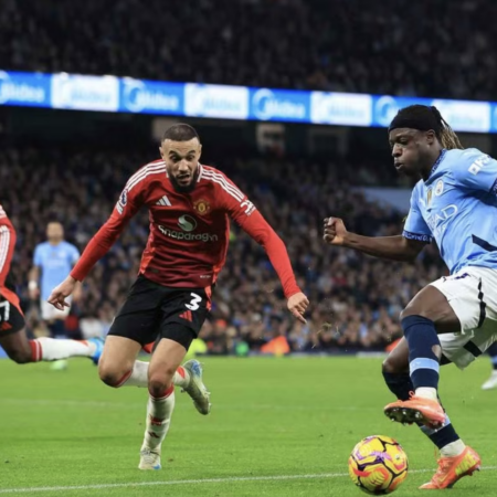 Tifoso del Manchester City muore durante il derby con il Manchester United